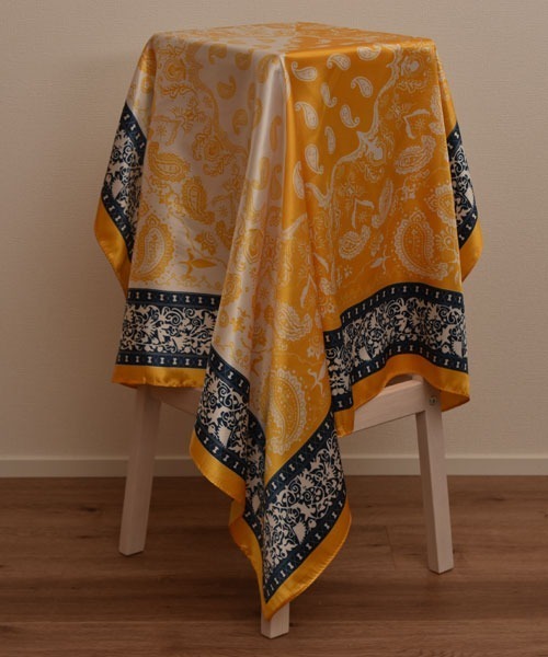 TONE SELECT GOODS（トーンセレクトグッズ）の「【resonance】ペイズリー柄 アシンメトリー シルクタッチ 大判スカーフ【マルチウェイ】（バンダナ/スカーフ・レディース・ネイビー系/イエロー系/レッド系/ブラック系/ブラウン系・FREE）」の12枚目の写真