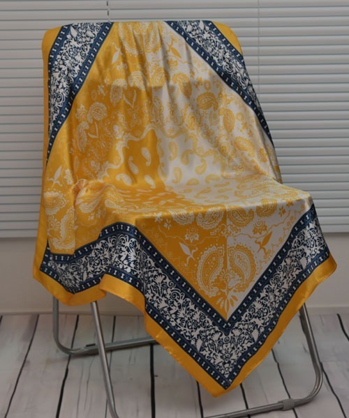 TONE SELECT GOODS（トーンセレクトグッズ）の「【resonance】ペイズリー柄 アシンメトリー シルクタッチ 大判スカーフ【マルチウェイ】（バンダナ/スカーフ・レディース・ネイビー系/イエロー系/レッド系/ブラック系/ブラウン系・FREE）」の13枚目の写真