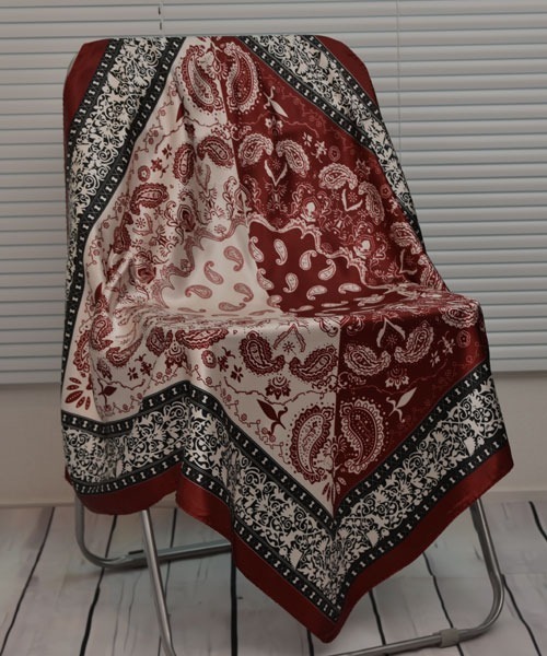 TONE SELECT GOODS（トーンセレクトグッズ）の「【resonance】ペイズリー柄 アシンメトリー シルクタッチ 大判スカーフ【マルチウェイ】（バンダナ/スカーフ・レディース・ネイビー系/イエロー系/レッド系/ブラック系/ブラウン系・FREE）」の15枚目の写真