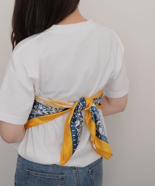 TONE SELECT GOODS（トーンセレクトグッズ）の「【resonance】ペイズリー柄 アシンメトリー シルクタッチ 大判スカーフ【マルチウェイ】（バンダナ/スカーフ・レディース・ネイビー系/イエロー系/レッド系/ブラック系/ブラウン系・FREE）」の17枚目の写真