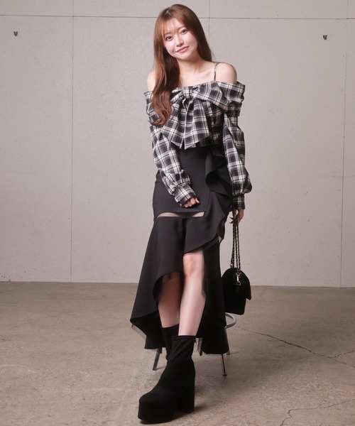 LIPSERVICE（リップサービス）の「オフショルリボンチェックシャツトップス（シャツ/ブラウス・レディース・ブラウン/ブラック・FREE）」の4枚目の写真