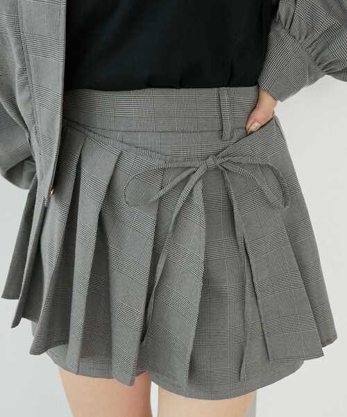 MAJESTIC LEGON（マジェスティックレゴン）の「プリーツデザインショートパンツ（その他パンツ・レディース・グレー系その他/ブラウン系その他2/グレー/ブラウン/ベージュ系その他2・MEDIUM）」の2枚目の写真