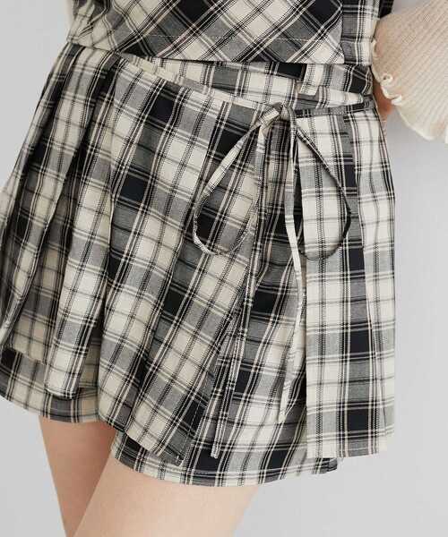 MAJESTIC LEGON（マジェスティックレゴン）の「プリーツデザインショートパンツ（その他パンツ・レディース・グレー系その他/ブラウン系その他2/グレー/ブラウン/ベージュ系その他2・MEDIUM）」の5枚目の写真