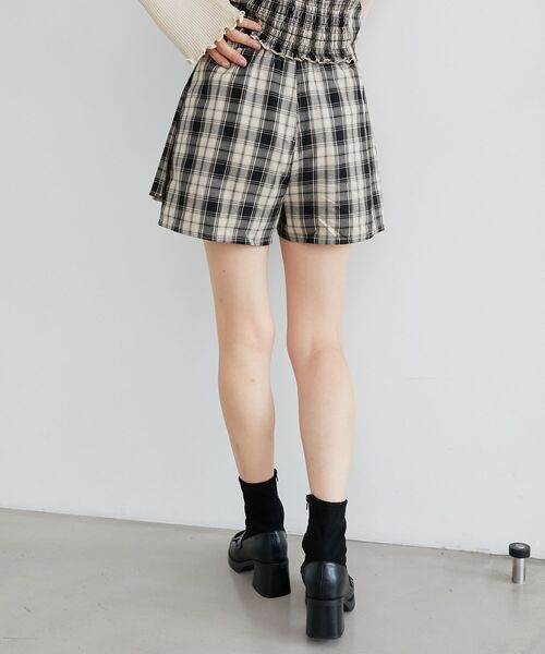 MAJESTIC LEGON（マジェスティックレゴン）の「プリーツデザインショートパンツ（その他パンツ・レディース・グレー系その他/ブラウン系その他2/グレー/ブラウン/ベージュ系その他2・MEDIUM）」の15枚目の写真