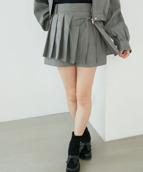 MAJESTIC LEGON（マジェスティックレゴン）の「プリーツデザインショートパンツ（その他パンツ・レディース・グレー系その他/ブラウン系その他2/グレー/ブラウン/ベージュ系その他2・MEDIUM）」の6枚目の写真