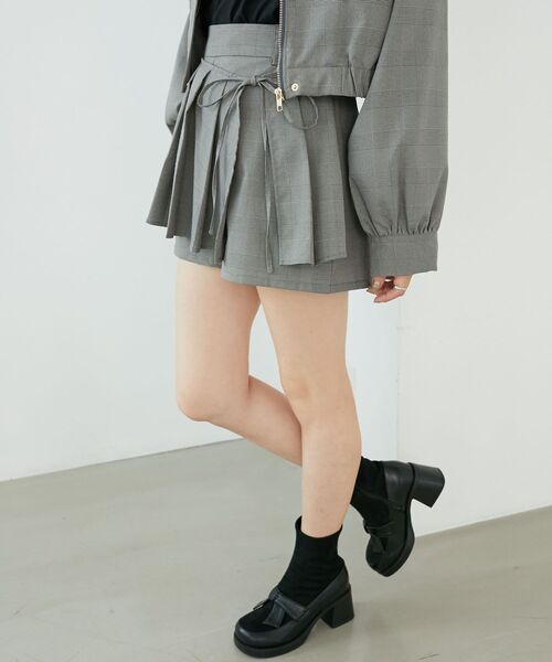 MAJESTIC LEGON（マジェスティックレゴン）の「プリーツデザインショートパンツ（その他パンツ・レディース・グレー系その他/ブラウン系その他2/グレー/ブラウン/ベージュ系その他2・MEDIUM）」の7枚目の写真