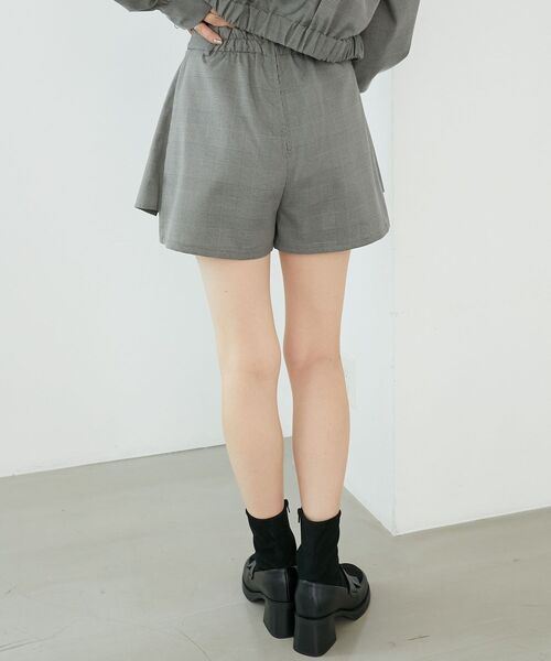 MAJESTIC LEGON（マジェスティックレゴン）の「プリーツデザインショートパンツ（その他パンツ・レディース・グレー系その他/ブラウン系その他2/グレー/ブラウン/ベージュ系その他2・MEDIUM）」の8枚目の写真