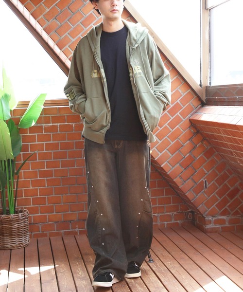 8(eight)(エイト)の「ヴィンテージ加工ロゴ刺繍ZIPパーカー(パーカー・メンズ・チャコールグレー/カーキ/ピンク・MEDIUM/LARGE)」の10枚目の写真