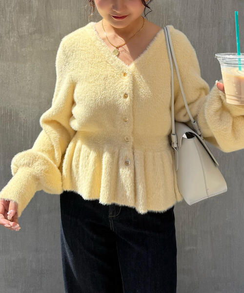 FREE'S MART（フリーズマート）の「◇ショートシャギーペプラムニットカーディガン【動画有】（ニット/セーター・レディース・ピンク/ホワイト/イエロー/グレー/ネイビー・FREE）」の4枚目の写真