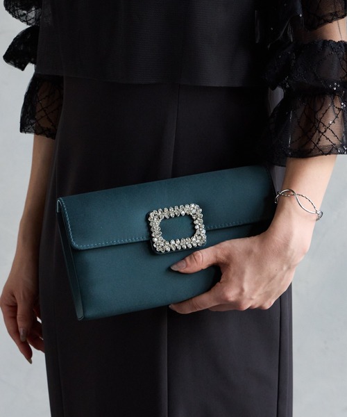 AIMER（エメ）の「スクエアビジューパーツサテンクラッチバッグ（クラッチバッグ・レディース・キャメル/ダークグリーン/ブラック・FREE）」の13枚目の写真