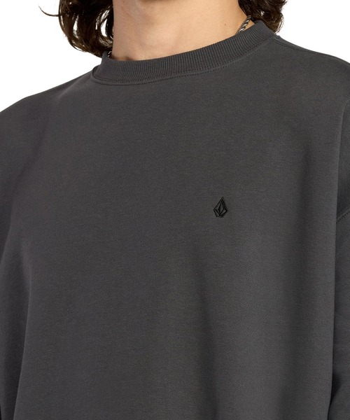 VOLCOM（ボルコム）の「VOLCOM/ボルコム トレーナー スウェット クルーネック ロゴ ワンポイント 裏起毛 SINGLE STONE PW CREW A4632509（スウェット・メンズ・ダークグレー・L/M）」の5枚目の写真