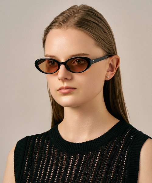 NUEF (ヌエフ)の「オーバルサングラス|カラーレンズ|トレンド|紫外線対策|UVカット|サングラス|NUEF|COLOR SUNGLASSES(サングラス・レディース・ブラック/ブラック×グレー/ブラウン・FREE)」の3枚目の写真