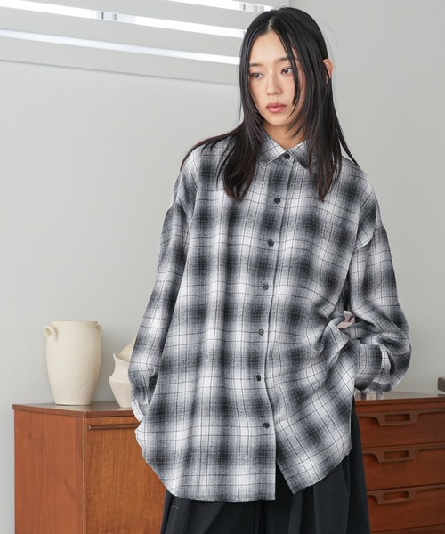 mili an deni(ミリアンデニ)の「オーバーサイズチェックシャツ(シャツ/ブラウス・レディース・ブラウン/グレー/ブラック・M)」の10枚目の写真