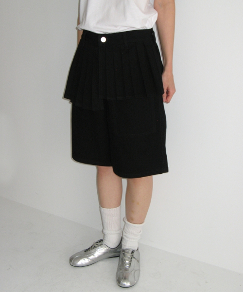 RONRON(ロンロン)の「OFF BALANCE PLEAT LAYERED SHORTS PANTS BLACK(その他パンツ・レディース・その他・SMALL/MEDIUM)」の1枚目の写真
