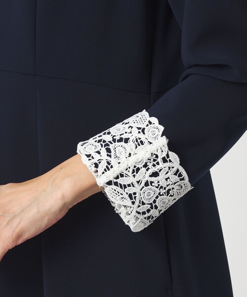 green label relaxing（グリーンレーベルリラクシング）の「［size SHORTあり］ソデレース 2WAY ワンピース（ワンピース・レディース・ネイビー・38/36/SHORT）」の17枚目の写真