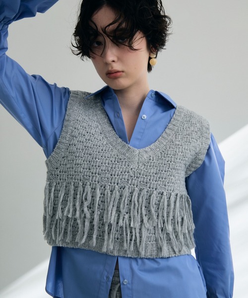 Trish(トリッシュ)の「タック編み裏使いVネックフリンジベスト(ベスト・レディース・ベージュ/グレー・MEDIUM)」の6枚目の写真