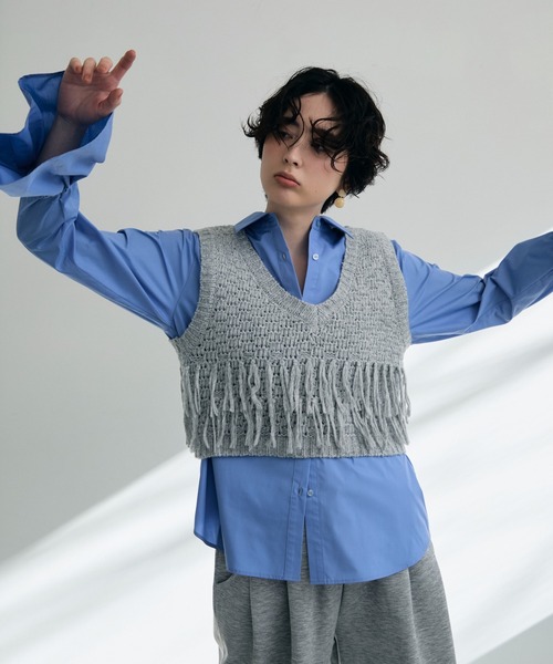 Trish(トリッシュ)の「タック編み裏使いVネックフリンジベスト(ベスト・レディース・ベージュ/グレー・MEDIUM)」の3枚目の写真