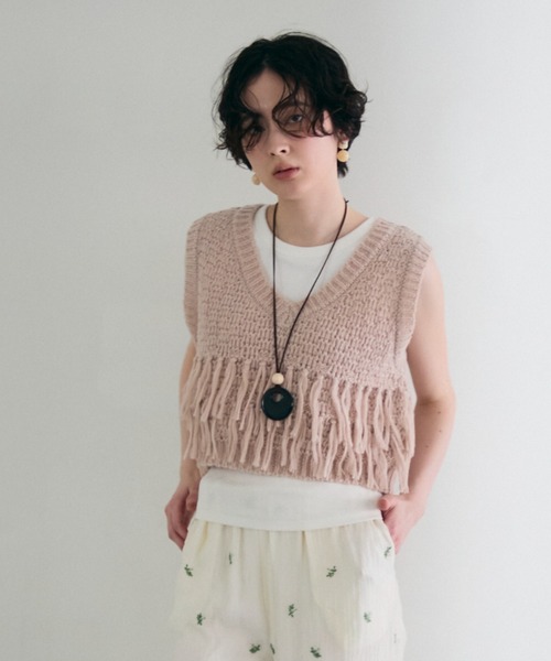 Trish(トリッシュ)の「タック編み裏使いVネックフリンジベスト(ベスト・レディース・ベージュ/グレー・MEDIUM)」の18枚目の写真