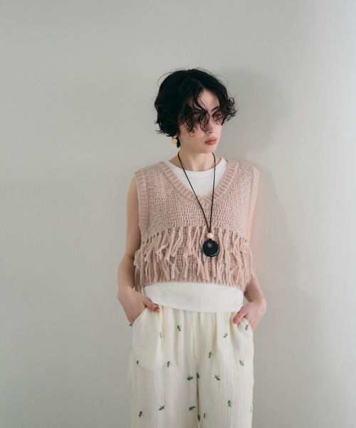 Trish(トリッシュ)の「タック編み裏使いVネックフリンジベスト(ベスト・レディース・ベージュ/グレー・MEDIUM)」の19枚目の写真