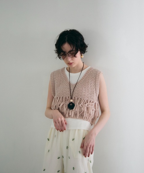 Trish(トリッシュ)の「タック編み裏使いVネックフリンジベスト(ベスト・レディース・ベージュ/グレー・MEDIUM)」の20枚目の写真