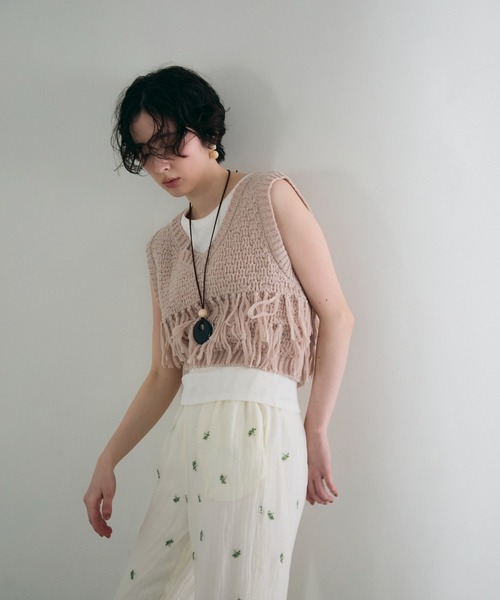 Trish(トリッシュ)の「タック編み裏使いVネックフリンジベスト(ベスト・レディース・ベージュ/グレー・MEDIUM)」の21枚目の写真