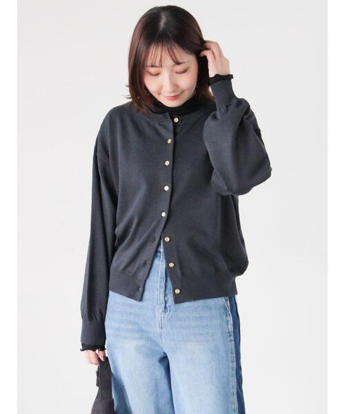 Te chichi TERRASSE（テチチテラス）の「金釦クルーネックカーディガン（カーディガン/ボレロ・レディース・チャコールグレー/イエロー/オフホワイト/ミント・F）」の10枚目の写真