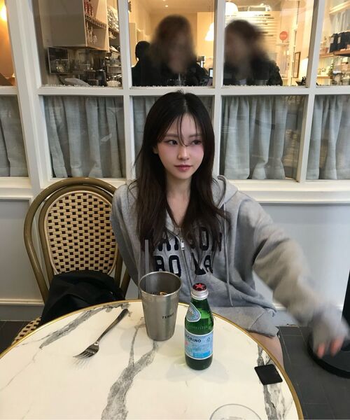 ROLAROLA(ロラロラ)の「MAISON DE ROLA EMBROIDERY HOOD ZIP-UP GRAY(パーカー・レディース・グレー・FREE)」の3枚目の写真
