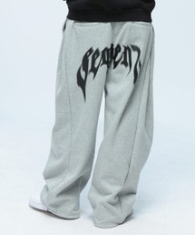 SAKAZEN（サカゼン）の「SEQUENZ (シークエンズ) ロゴプリント サイドタック 裏起毛 スウェット ワイドパンツ（スウェットパンツ）」