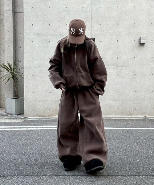 YACA（ヤーカ）の「Cropped Fleece Zip Tops/クロップドフリースジップトップス（ジャージ・レディース・ブラウン/グレー・FREE）」の4枚目の写真