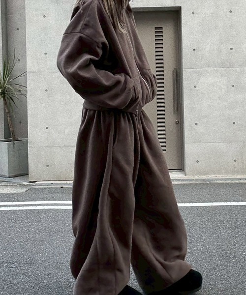 YACA（ヤーカ）の「Cropped Fleece Zip Tops/クロップドフリースジップトップス（ジャージ・レディース・ブラウン/グレー・FREE）」の6枚目の写真