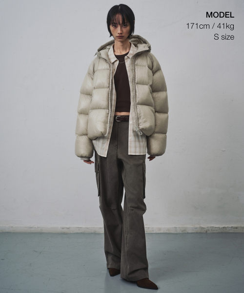 MUSINSA STANDARD WOMAN（ムシンサスタンダードウーマン）の「[シティレジャー] ウィメンズシアリップストップフード付きダウンショートパディングジャケット [ライトベージュ]（ダウンジャケット/コート・レディース・その他・SMALL/MEDIUM/LARGE/X-SMALL）」の2枚目の写真