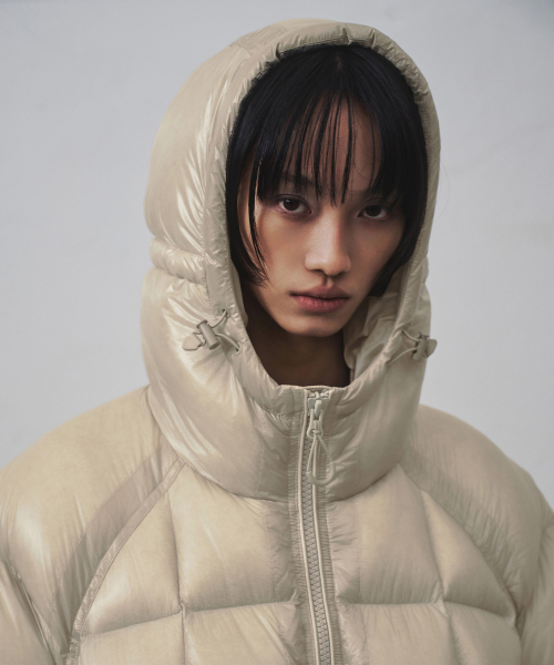 MUSINSA STANDARD WOMAN（ムシンサスタンダードウーマン）の「[シティレジャー] ウィメンズシアリップストップフード付きダウンショートパディングジャケット [ライトベージュ]（ダウンジャケット/コート・レディース・その他・SMALL/MEDIUM/LARGE/X-SMALL）」の4枚目の写真