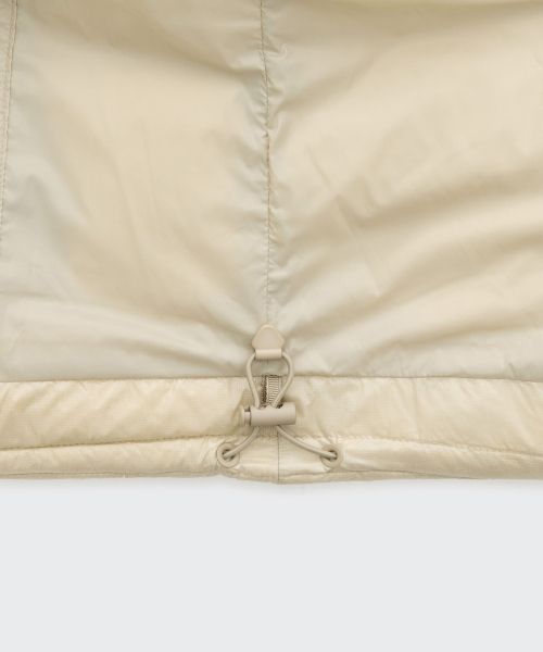 MUSINSA STANDARD WOMAN（ムシンサスタンダードウーマン）の「[シティレジャー] ウィメンズシアリップストップフード付きダウンショートパディングジャケット [ライトベージュ]（ダウンジャケット/コート・レディース・その他・SMALL/MEDIUM/LARGE/X-SMALL）」の9枚目の写真