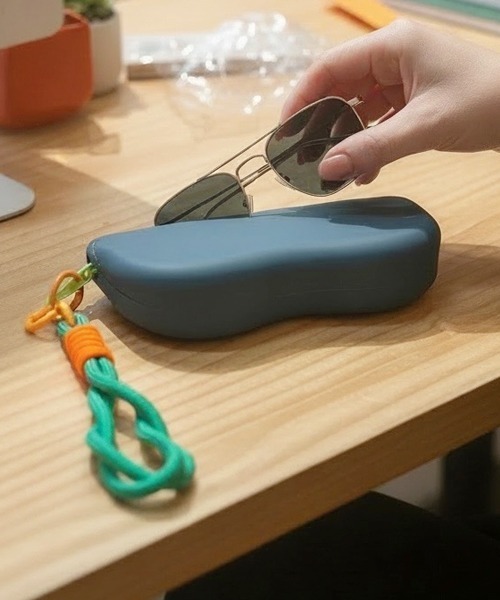 Fun & Daily(ファンアンドデイリー)の「F&D : シリコンカラー メガネ&サングラス ケース(メガネ・レディース・ピンク/ベージュ/ブルーグリーン/イエロー/オレンジ/ブルー・FREE)」の2枚目の写真