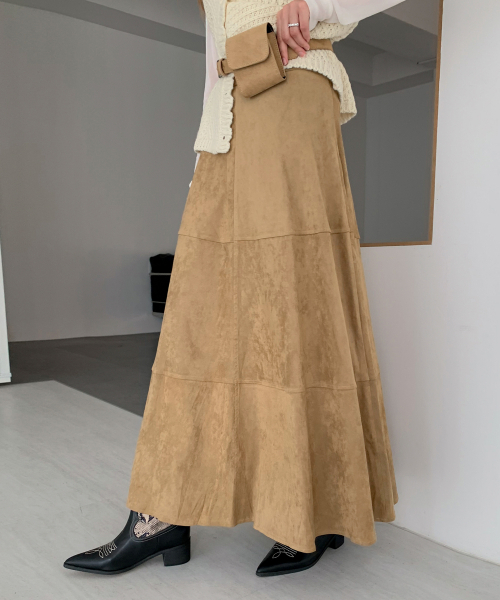 VASCARA(バスカラ)の「Suede Flare Long Skirt (3colors)(スカート・レディース・ベージュ/ブラウン/グレー・SMALL/MEDIUM)」の4枚目の写真