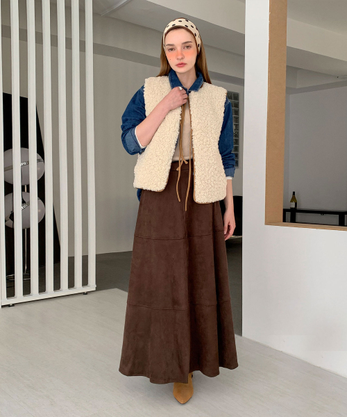 VASCARA(バスカラ)の「Suede Flare Long Skirt (3colors)(スカート・レディース・ベージュ/ブラウン/グレー・SMALL/MEDIUM)」の5枚目の写真