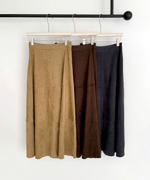 VASCARA(バスカラ)の「Suede Flare Long Skirt (3colors)(スカート・レディース・ベージュ/ブラウン/グレー・SMALL/MEDIUM)」の6枚目の写真