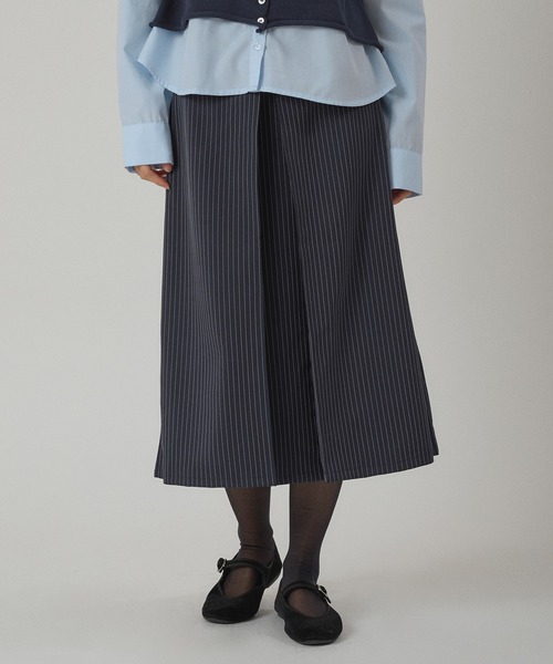 MUHET（ミュエータ）の「pinstripe tuck skirt / ピンストライプタックスカート（スカート・レディース・グレー/ネイビー・LARGE/MEDIUM）」の2枚目の写真