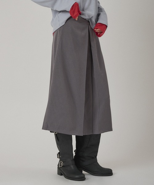 MUHET（ミュエータ）の「pinstripe tuck skirt / ピンストライプタックスカート（スカート・レディース・グレー/ネイビー・LARGE/MEDIUM）」の4枚目の写真