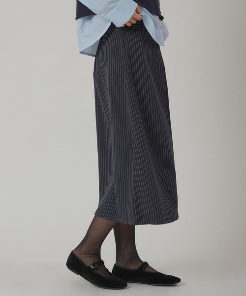 MUHET（ミュエータ）の「pinstripe tuck skirt / ピンストライプタックスカート（スカート・レディース・グレー/ネイビー・LARGE/MEDIUM）」の13枚目の写真