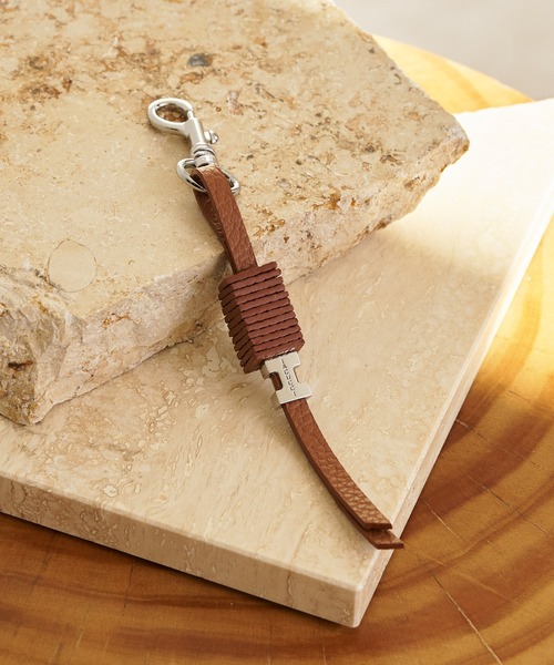 IACUCCI（イアクッチ）の「【予約】ブリーノ チャーム CERVO（キーホルダー・レディース・キャメル/ブラック・FREE）」の2枚目の写真