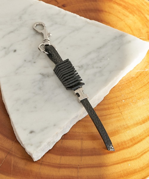 IACUCCI（イアクッチ）の「【予約】ブリーノ チャーム CERVO（キーホルダー・レディース・キャメル/ブラック・FREE）」の3枚目の写真