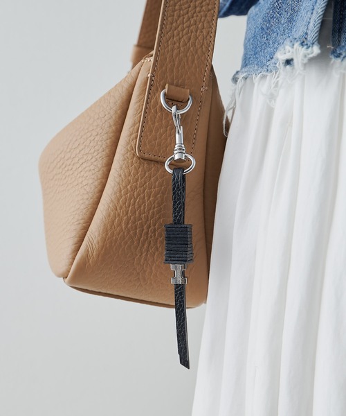 IACUCCI（イアクッチ）の「【予約】ブリーノ チャーム CERVO（キーホルダー・レディース・キャメル/ブラック・FREE）」の4枚目の写真