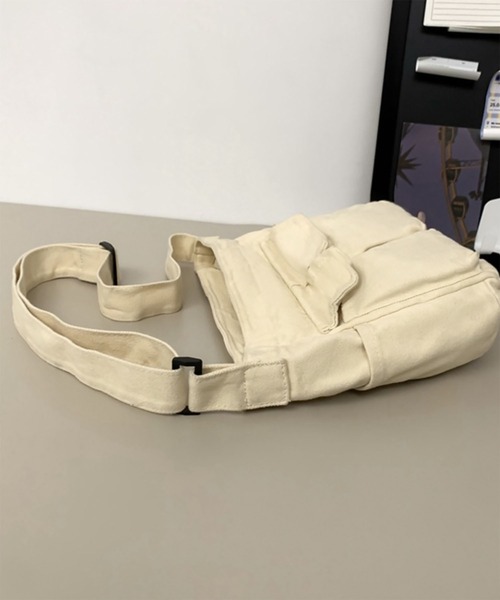 WESTBOY(ウエストボーイ)の「ユニセックス ポケット付き キャンバス ショルダーバッグ WO26S5BG06(ショルダーバッグ・メンズ・ホワイト/ブラック・FREE)」の4枚目の写真