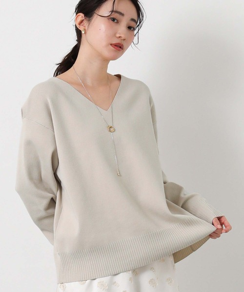 Gready Brilliant(グレディブリリアン)の「LU浅Vネック後スリットニット(ニット/セーター・レディース・黄緑系/グレイッシュベージュ・38)」の1枚目の写真