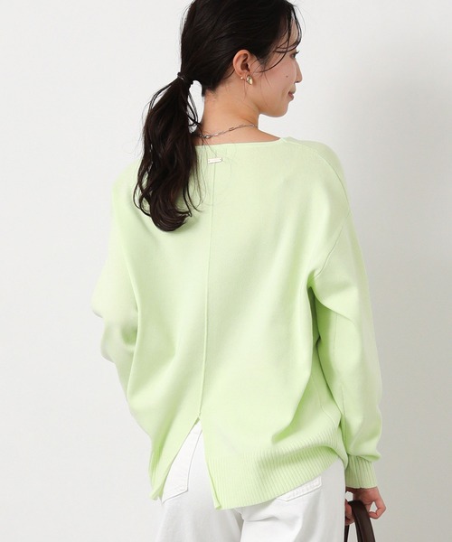 Gready Brilliant(グレディブリリアン)の「LU浅Vネック後スリットニット(ニット/セーター・レディース・黄緑系/グレイッシュベージュ・38)」の21枚目の写真