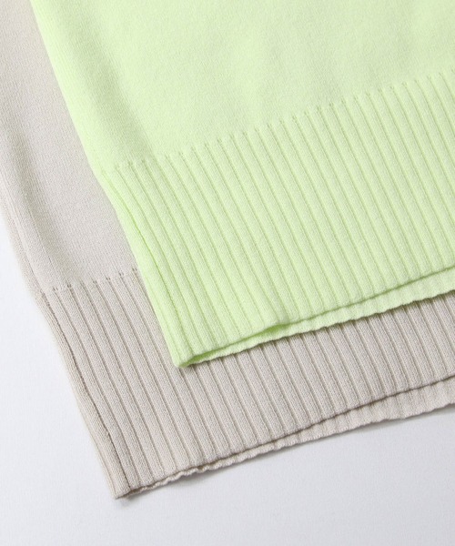 Gready Brilliant(グレディブリリアン)の「LU浅Vネック後スリットニット(ニット/セーター・レディース・黄緑系/グレイッシュベージュ・38)」の3枚目の写真