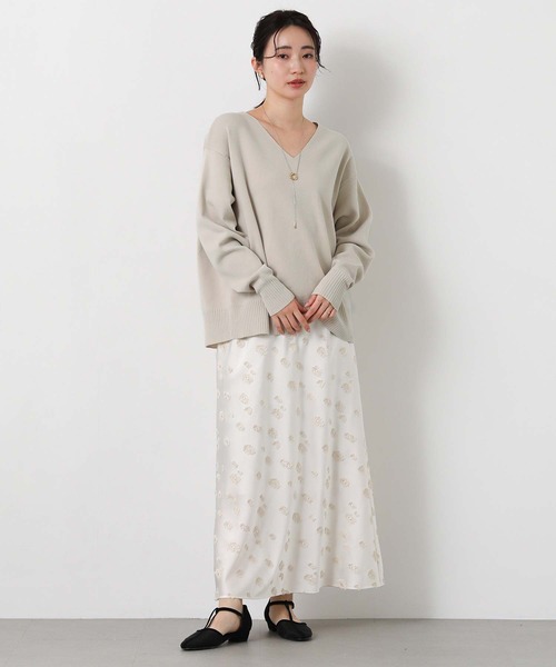 Gready Brilliant(グレディブリリアン)の「LU浅Vネック後スリットニット(ニット/セーター・レディース・黄緑系/グレイッシュベージュ・38)」の5枚目の写真