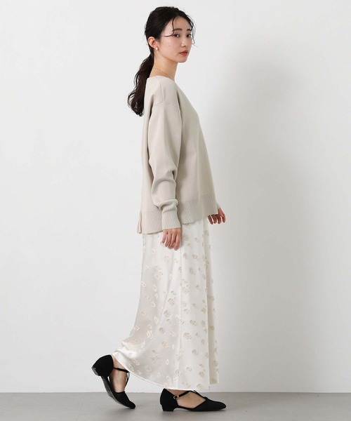 Gready Brilliant(グレディブリリアン)の「LU浅Vネック後スリットニット(ニット/セーター・レディース・黄緑系/グレイッシュベージュ・38)」の6枚目の写真