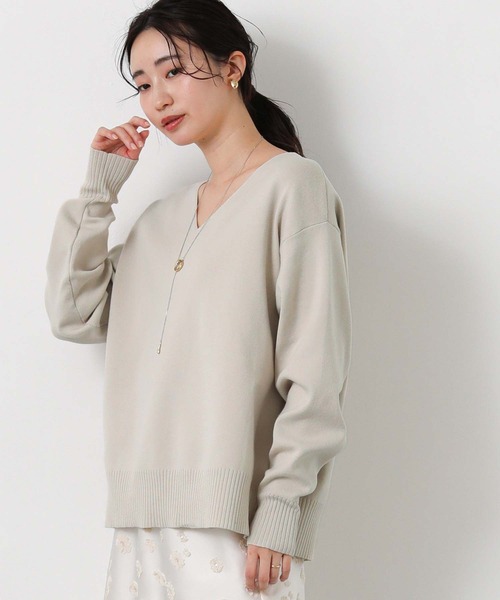 Gready Brilliant(グレディブリリアン)の「LU浅Vネック後スリットニット(ニット/セーター・レディース・黄緑系/グレイッシュベージュ・38)」の10枚目の写真